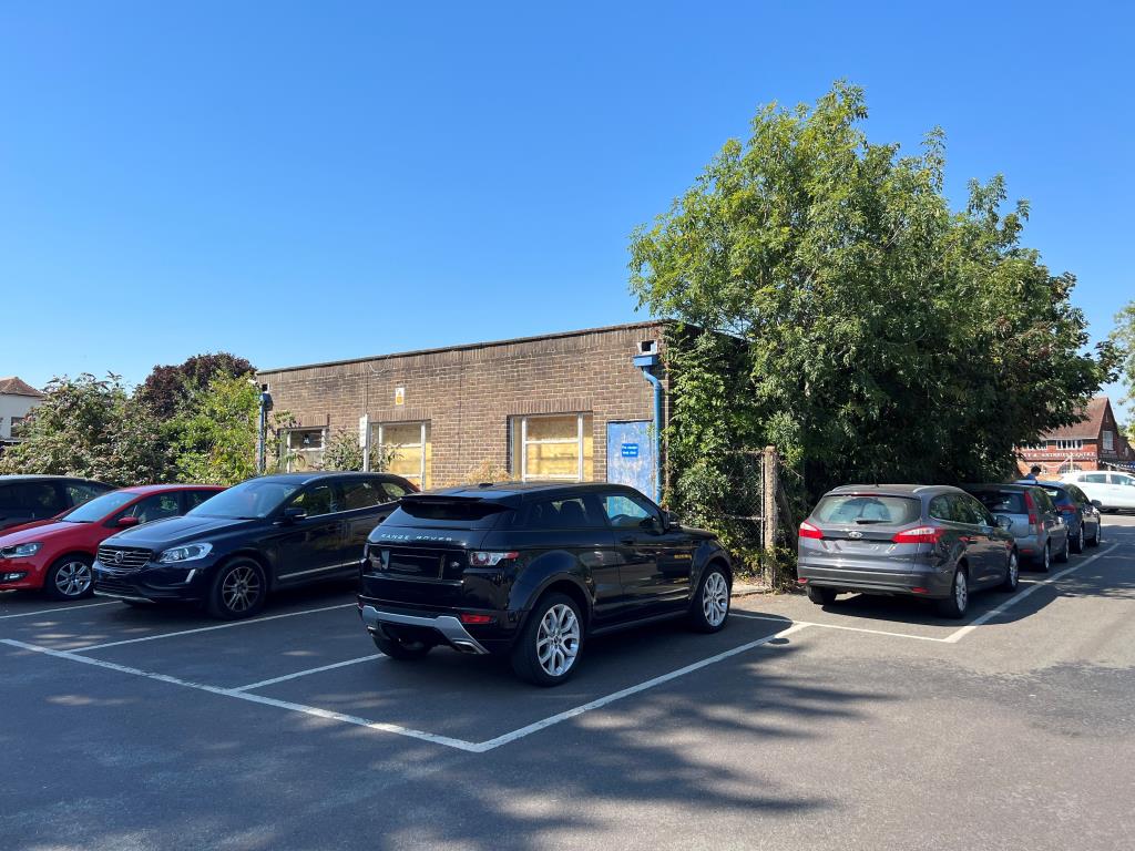 Lot: 41 - VACANT TOWN CENTRE COMMERCIAL BUILDING FOR REFURBISHMENT -